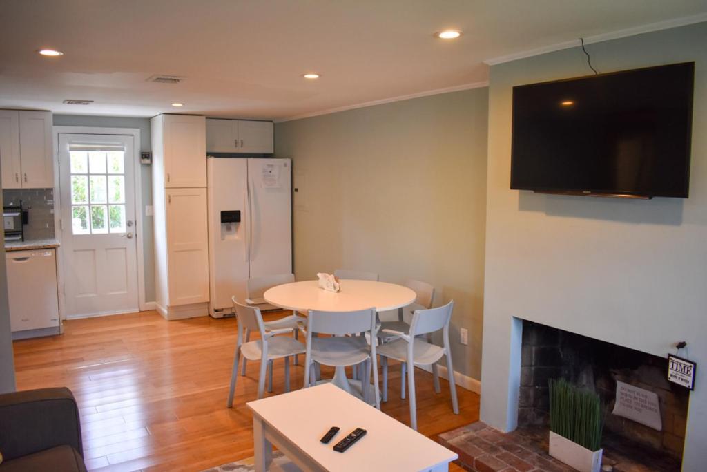 Seaside Serenity, Just A Block /0.1 Mile Away From The Beach Yarmouth Port Eksteriør bilde